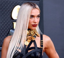 Grammy 2022: Dua Lipa w vintage Versace