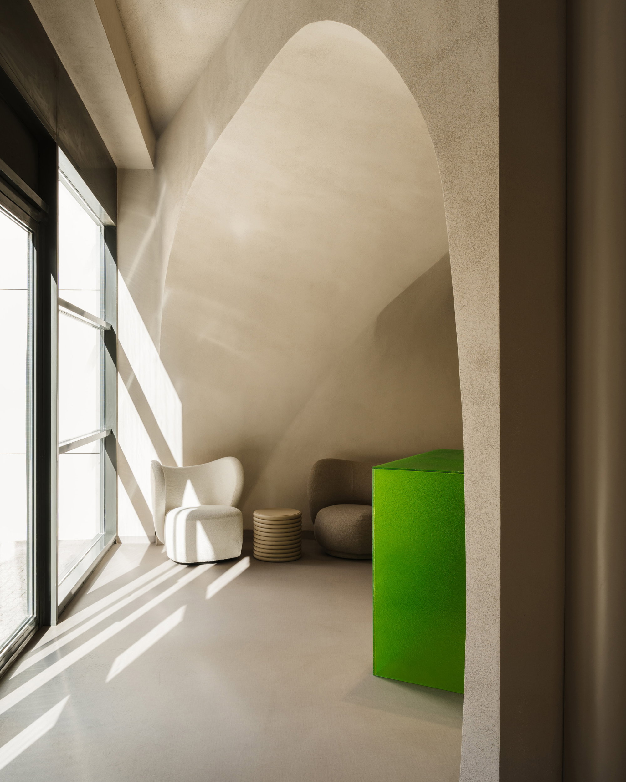 Wnętrze salonu fryzjerskiego inspirowane krajobrazem pustyni, projekt: NOKE Architects