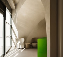 Wnętrze salonu fryzjerskiego inspirowane krajobrazem pustyni, projekt: NOKE Architects