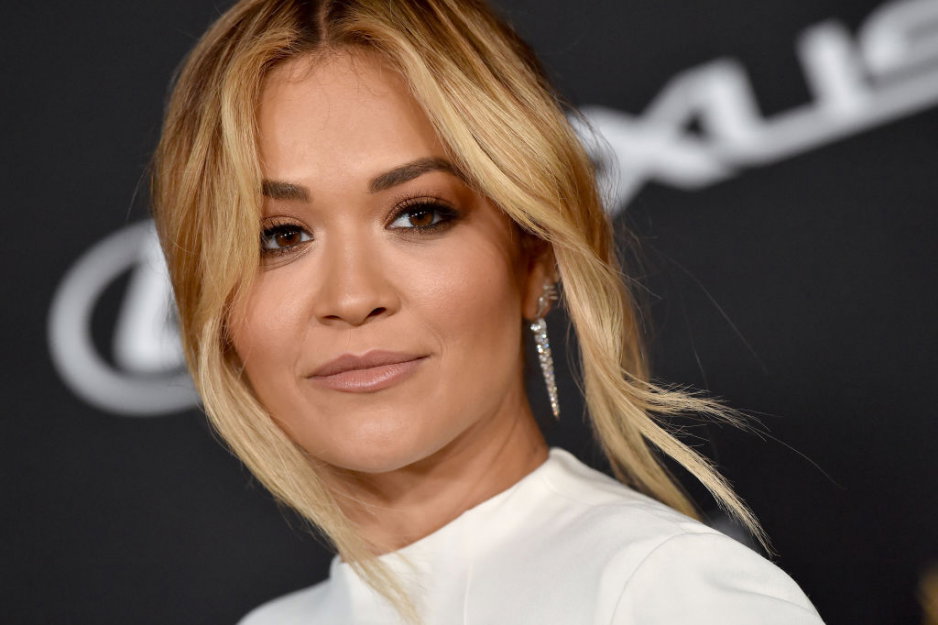 Rita Ora znów olśniła zmysłową kreacją, w której było widać jej sutki. Gwiazda założyła koronkową suknię w modnym kolorze