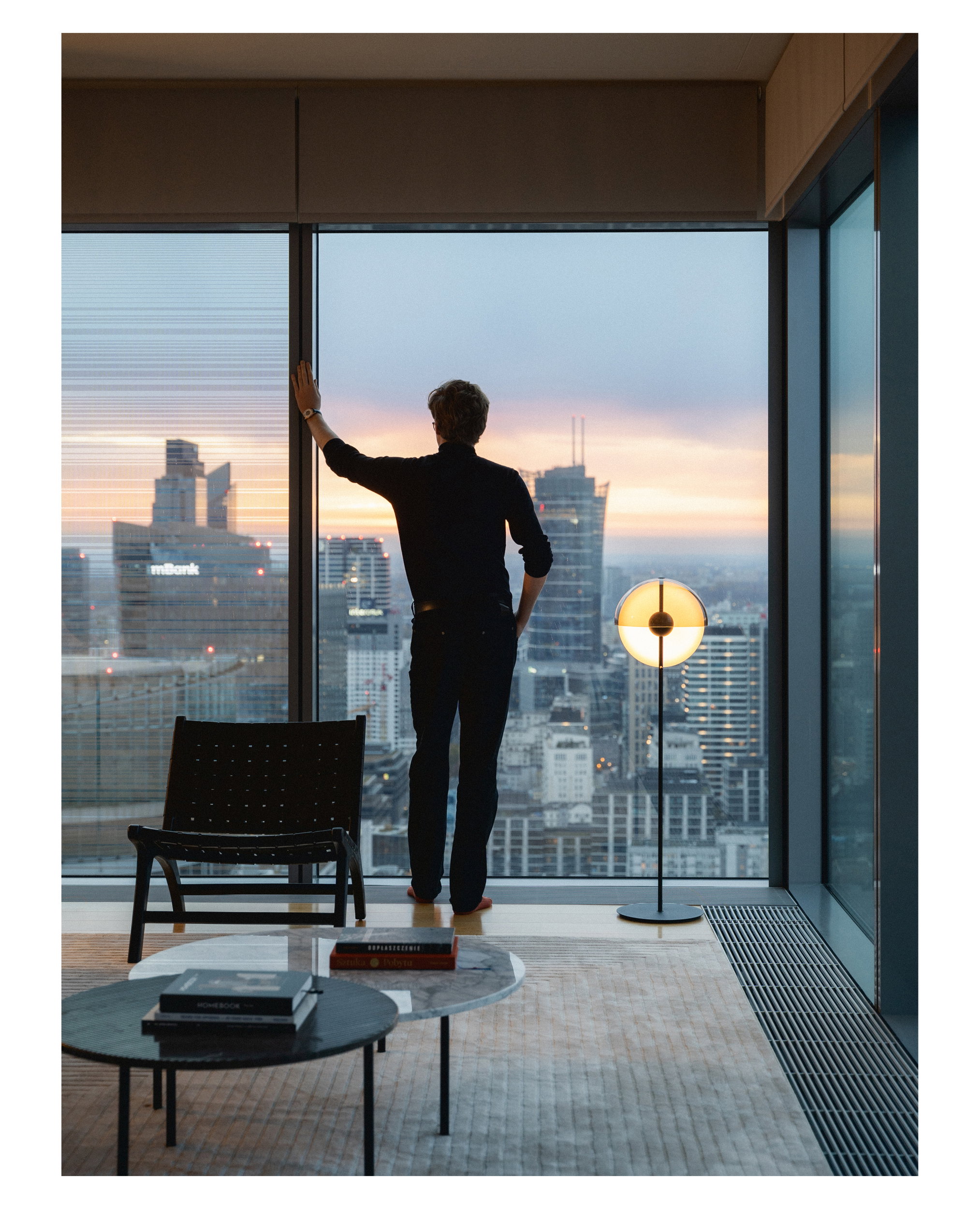 Penthouse z syrenką Picassa w warszawskim wieżowcu, projekt: Krzysztof Matuszewski z Matuszewski Studio.