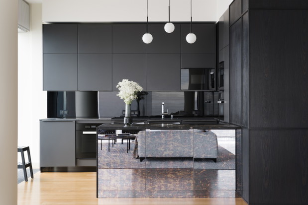 Penthouse z syrenką Picassa w warszawskim wieżowcu, projekt: Krzysztof Matuszewski z Matuszewski Studio.
