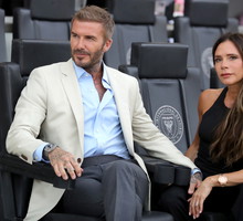 David Beckham po raz kolejny prosi Victorię, aby była szczera. Para odtwarza viralowy moment “be honest” w najnowszej reklamie promującej Super Bowl