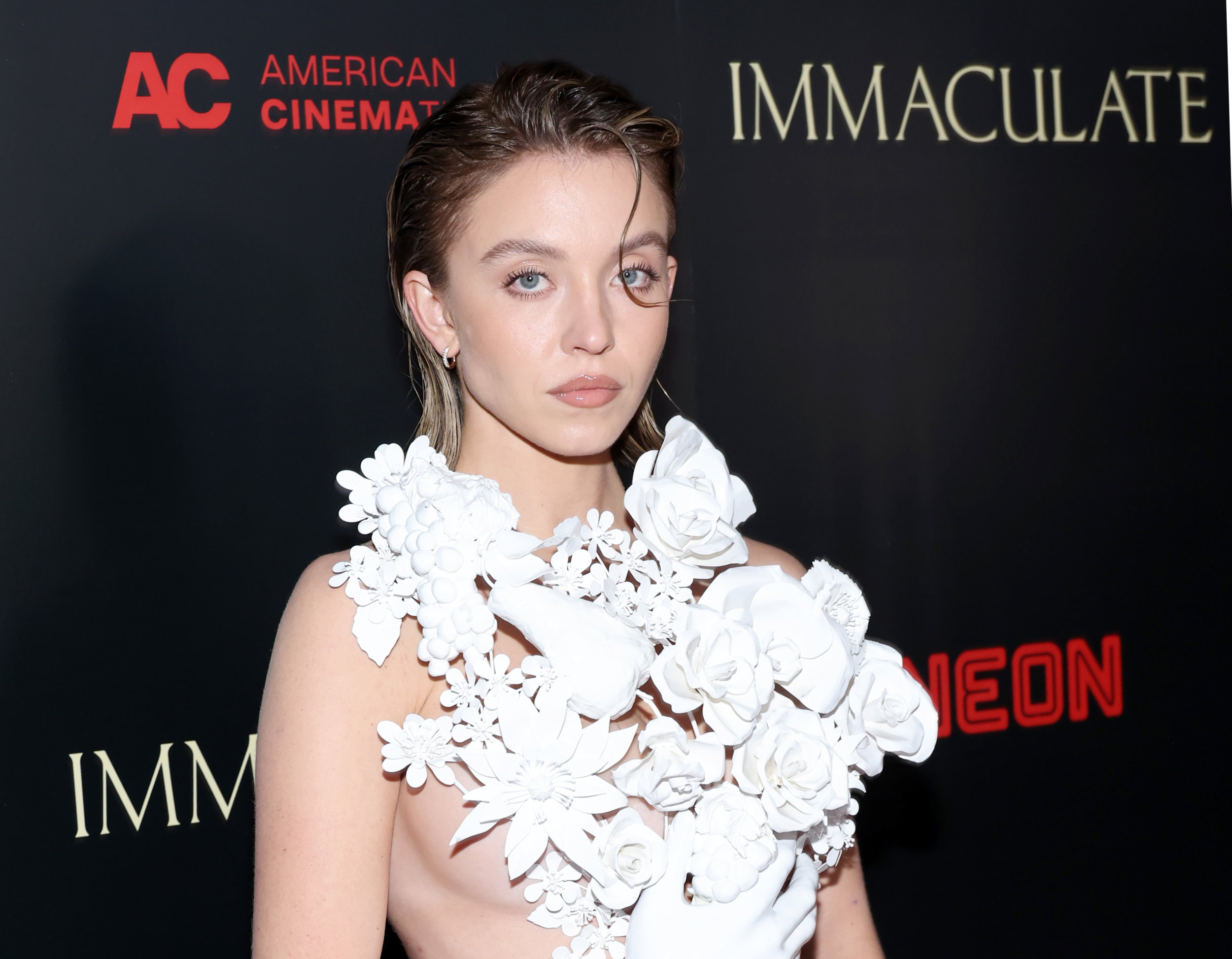 Sydney Sweeney we fryzurze "wet hair"
