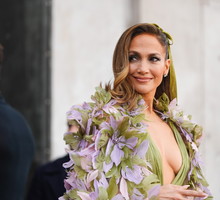 Jennifer Lopez zachwyca na pokazie Elie Saab w ozdobnej sukni godnej królowej
