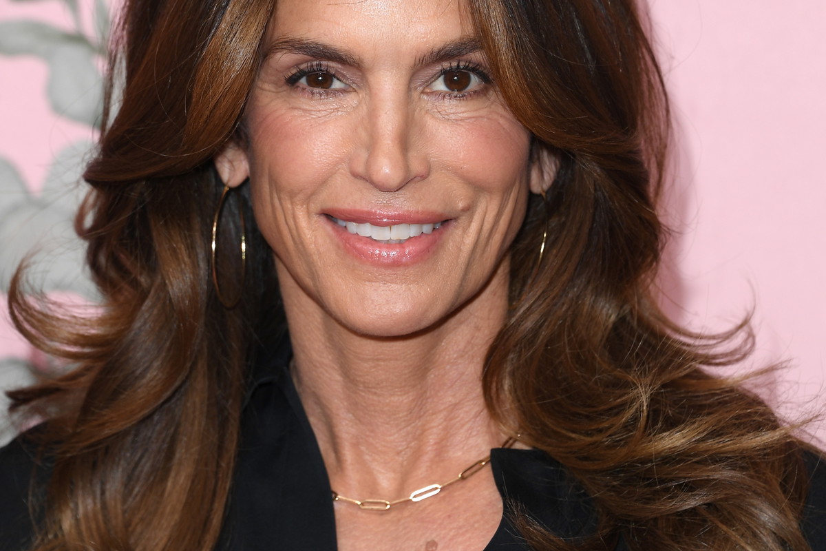 Cindy Crawford w kurtynowej grzywce i fryzurze jak z lat 90.