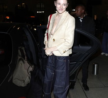 Hunter Schafer kroczy w odważnej stylizacji ulicami Paryża. Gwiazda, która kilka dni temu zachwycała na pokazie Schaparelli znowu odsłania ciało