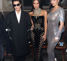 Kim Kardashian i Kylie Jenner pozują na pokazie Maison Margiela w prześwitujących sukienkach. Starsza Kardashianka dodała do swojej kreacji kontrowersyjne buty