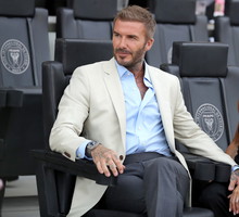 David Beckham po raz kolejny prosi Victorię, aby była szczera. Para odtwarza viralowy moment “be honest” w najnowszej reklamie promującej Super Bowl
