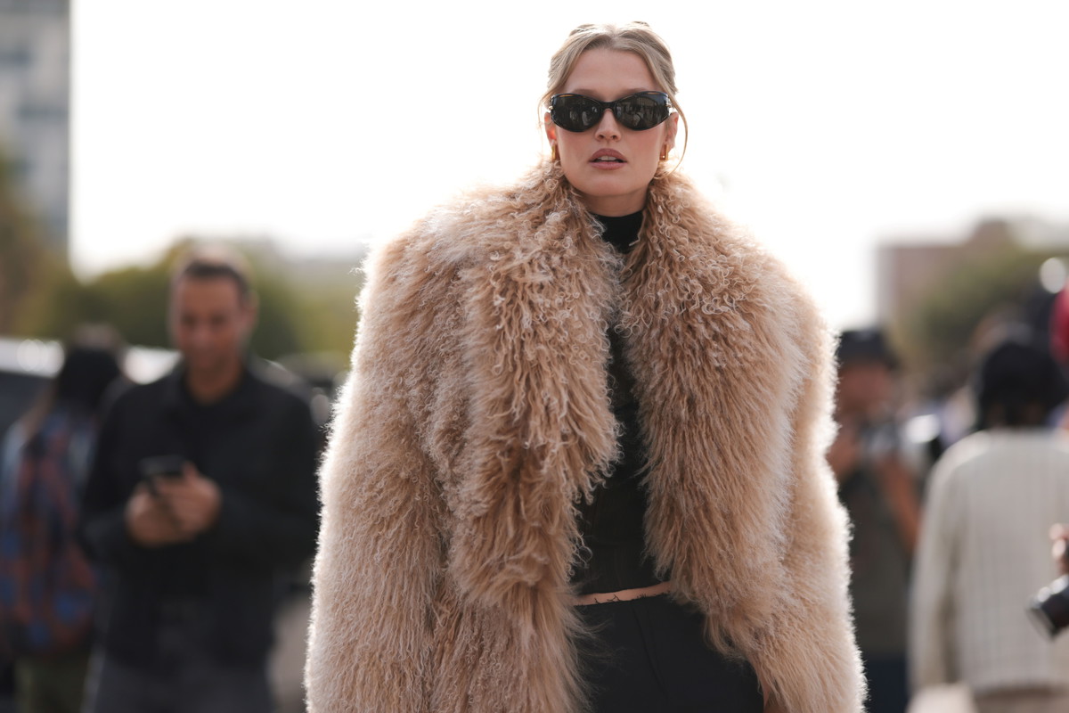 Mob wife aesthetic podbija TikToka i Instagrama. Jak się ubrać w stylu żon mafii? Wybieramy 5 elementów garderoby, które pomogą Ci stworzyć najgorętszy look sezonu