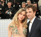 To już oficjalne! Suki Waterhouse została mamą i pokazała pierwsze zdjęcie swojego dziecka z Robertem Pattinsonem