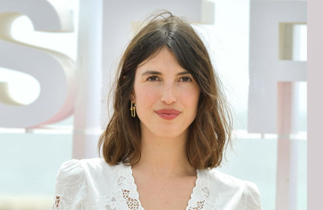 Jeanne Damas w białej sukience