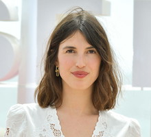 Jeanne Damas w białej sukience