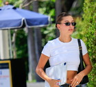 Te modne sneakersy w stylu lat 60. na dobre zdetronizują kultowe adidas Samba? Pokochały je Hailey Bieber i Rita Ora