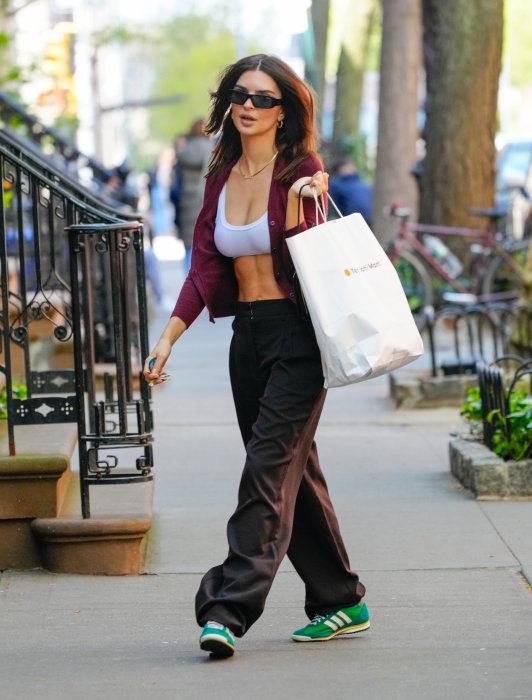 Emily Ratajkowski w zielonych sneakersach