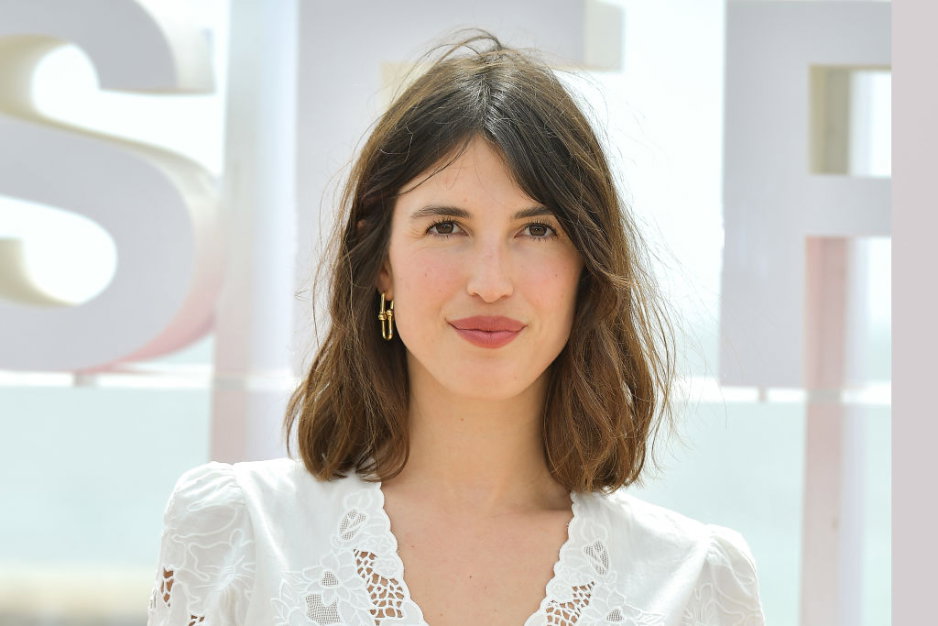 Jeanne Damas w białej sukience