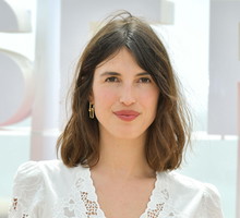 Jeanne Damas w białej sukience