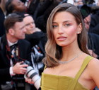 Cannes 2024: Julia Wieniawa błyszczy na czerwonym dywanie w sukni polskiego projektanta