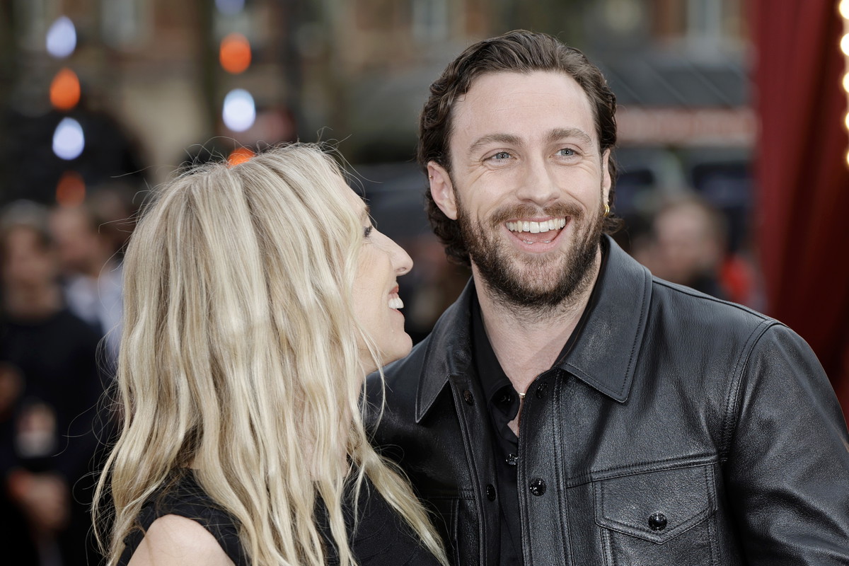 Aaron Taylor Johnson z żoną zerkali na siebie czule na czerwonym dywanie