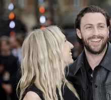 Aaron Taylor Johnson z żoną zerkali na siebie czule na czerwonym dywanie
