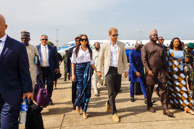 Meghan Markle w koszuli Caroliny Herrery i tradycyjnej nigeryjskiej spódnicy