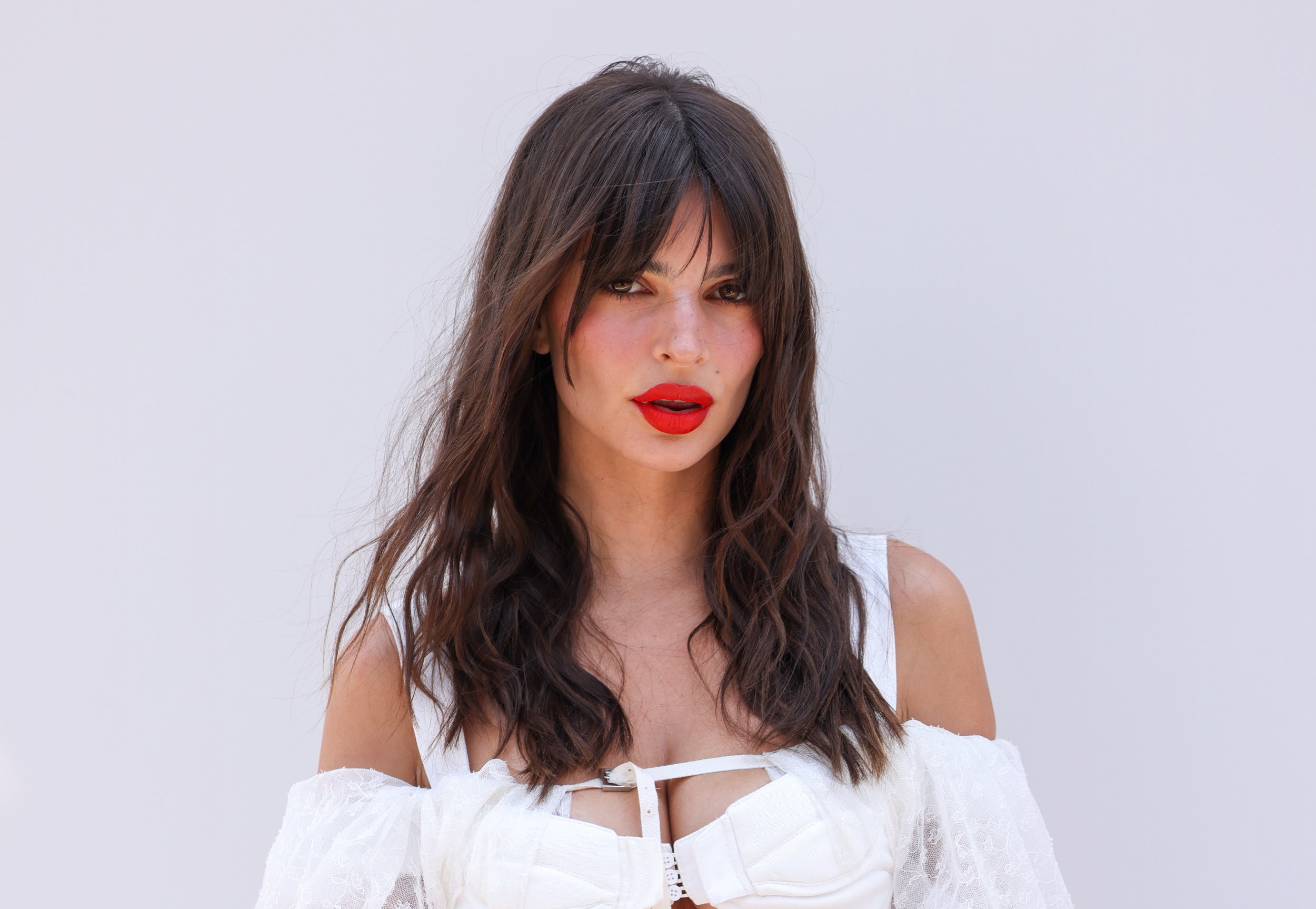 Emily Ratajkowski debiutuje w nowej fryzurze i udowadnia, że klasyczny francuski bob to idealny wybór na lato