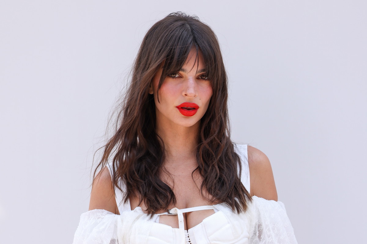 Emily Ratajkowski debiutuje w nowej fryzurze i udowadnia, że klasyczny francuski bob to idealny wybór na lato