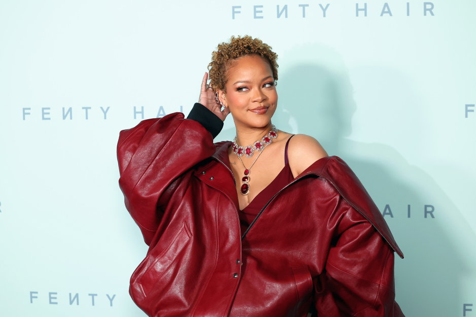 Rihanna w naturalnych włosach na premierze linii do włosów marki Fenty Beauty