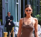 Cannes 2024: Bella Hadid w romantycznej mikro sukience udowadnia, że trend coquette wciąż jest na topie