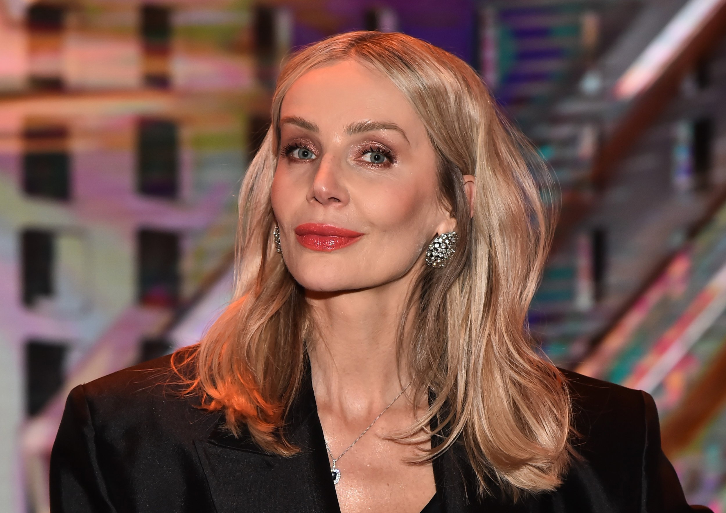 Elegancka Agnieszka Woźniak-Starak lansuje garnitur w stylu quiet luxury. To idealna stylizacja do biura na wiosnę