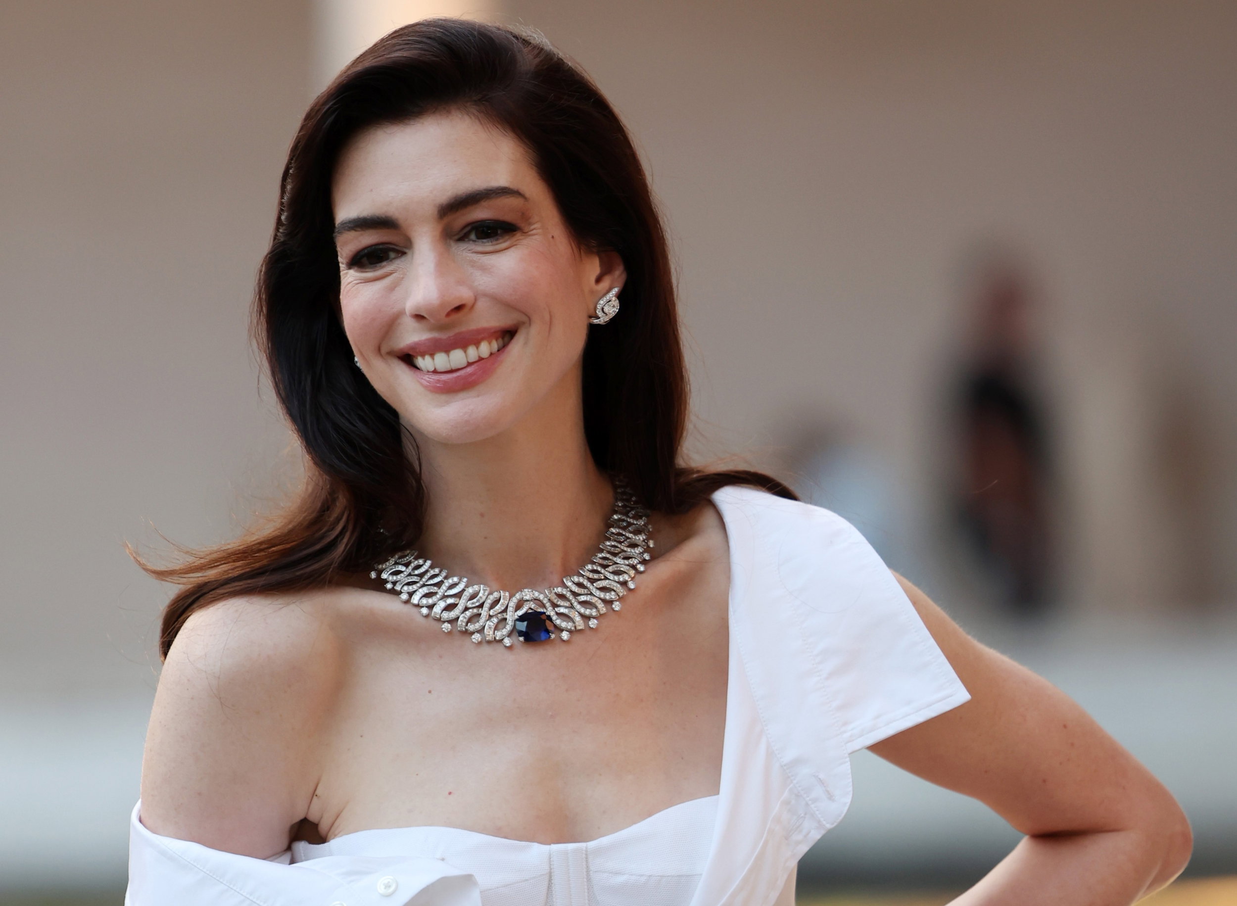 Anne Hathaway w kreacji rodem z “Pamiętników księżniczki” przywraca trend na koszulowe sukienki