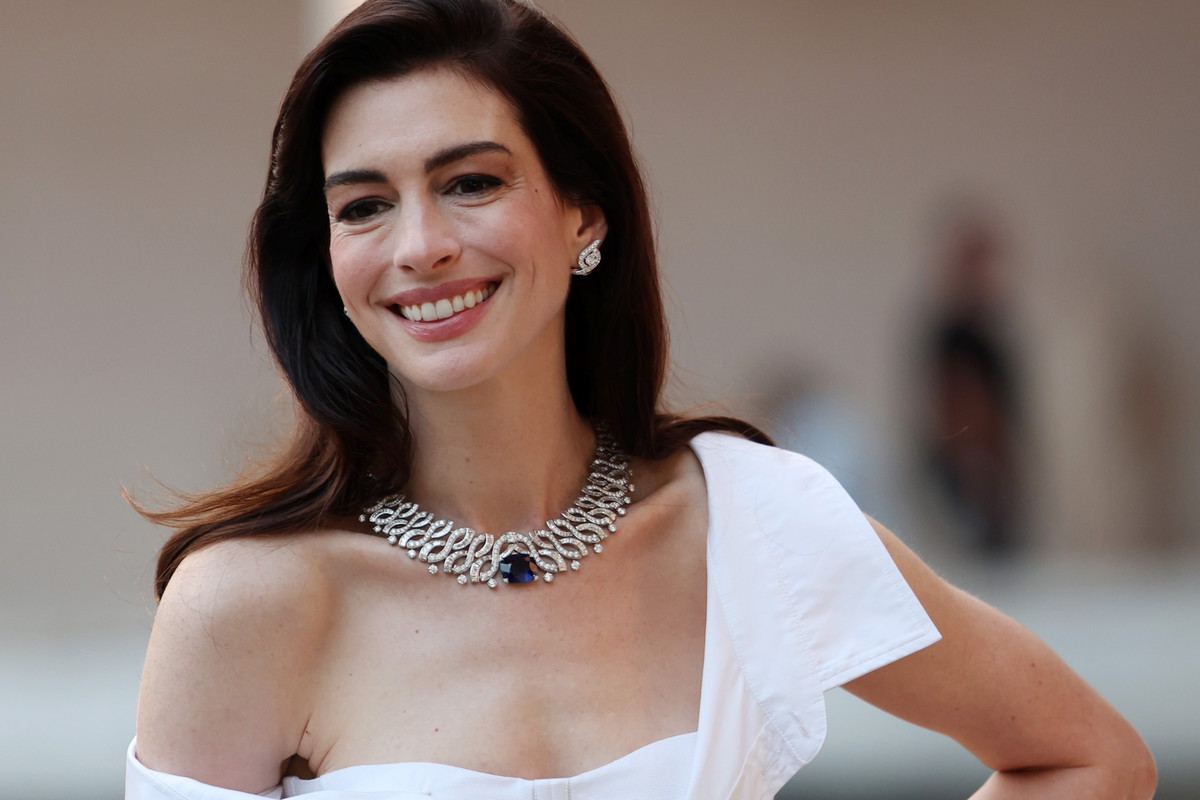 Anne Hathaway w kreacji rodem z “Pamiętników księżniczki” przywraca trend na koszulowe sukienki
