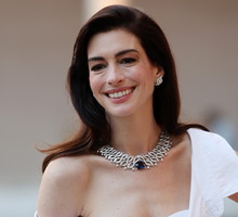 Anne Hathaway w kreacji rodem z “Pamiętników księżniczki” przywraca trend na koszulowe sukienki