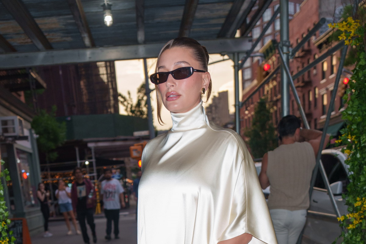 Hailey Bieber emanuje energią “rich mom” i eksponuje ciążowy brzuszek w dwóch szykownym stylizacjach