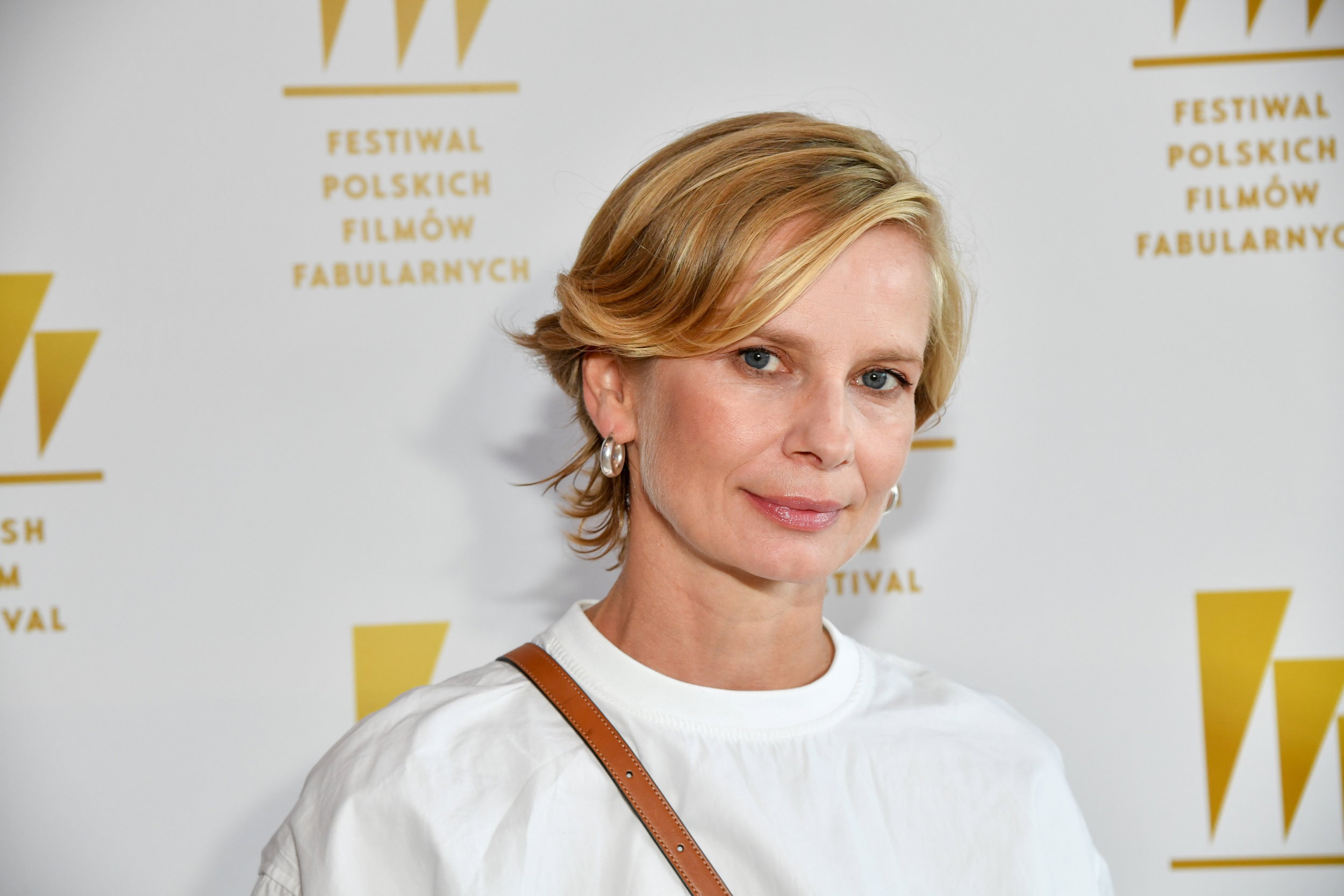 Magdalena Cielecka udowadnia, że styl mob wife wciąż jest na topie. 52-letnia aktorka zachwyca w kostiumie w cętki