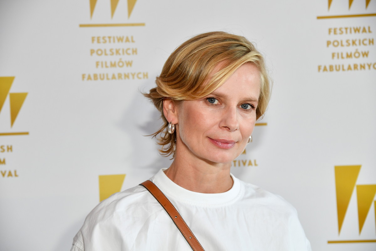 Magdalena Cielecka udowadnia, że styl mob wife wciąż jest na topie. 52-letnia aktorka zachwyca w kostiumie w cętki
