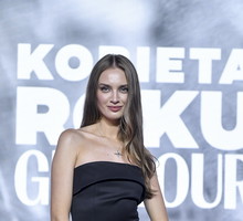 Polska it-girl Sylwia Butor olśniewa w stylizacji wygląda jak Jennifer Aniston z lat 90.