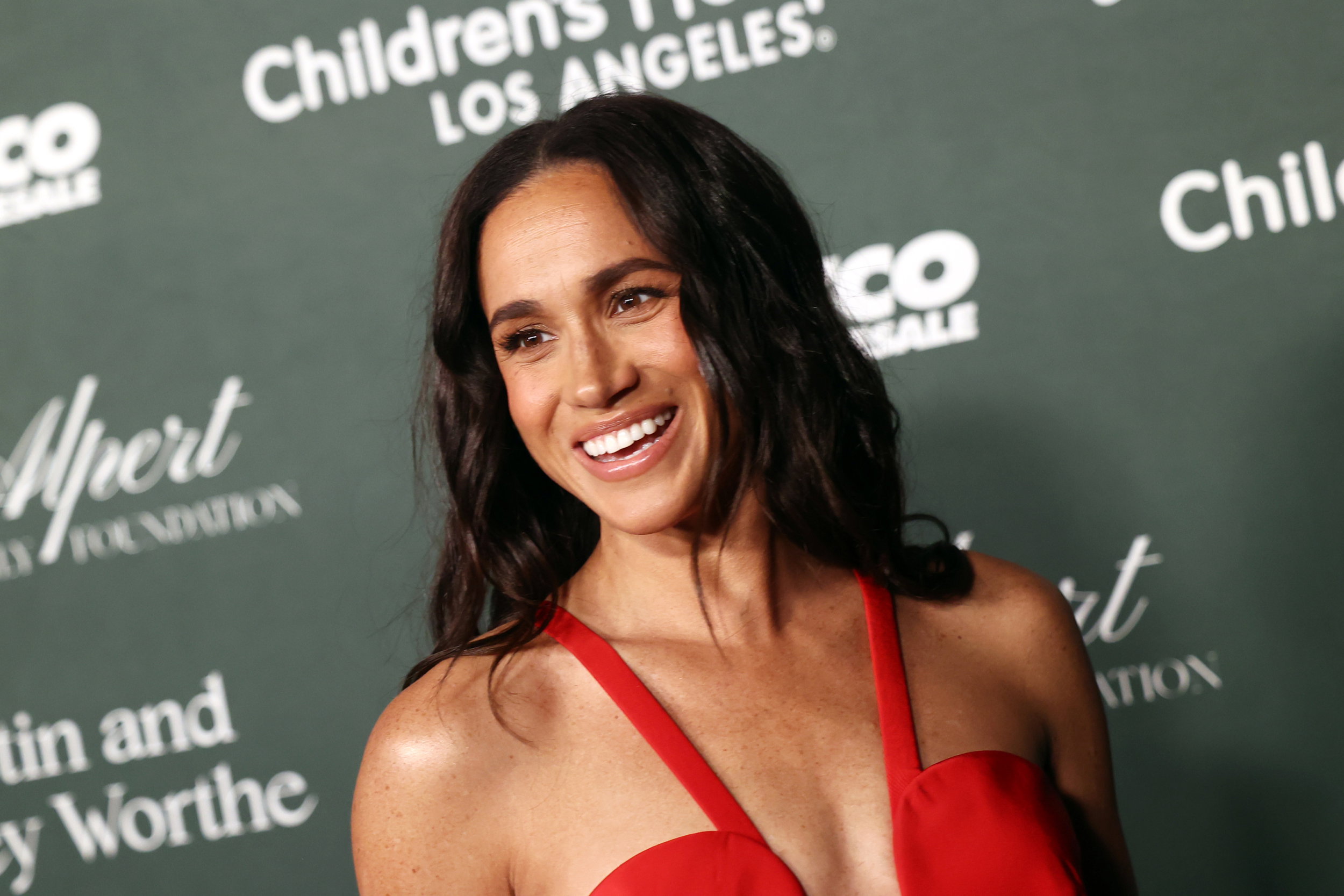 Meghan Markle w uwodzicielskiej sukni łamie królewski protokół stylu. Czy to powtórka "revenge dress" księżnej Diany?