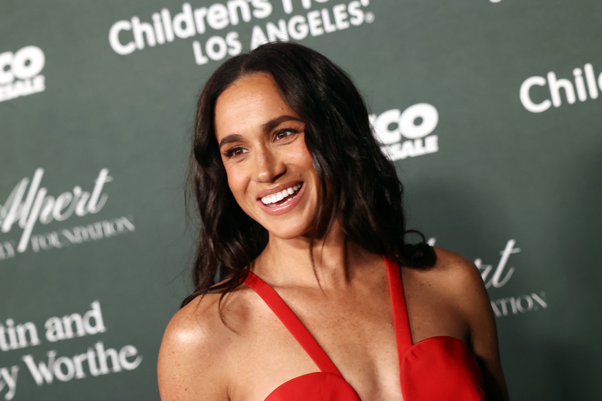 Meghan Markle w uwodzicielskiej sukni łamie królewski protokół stylu. Czy to powtórka "revenge dress" księżnej Diany?