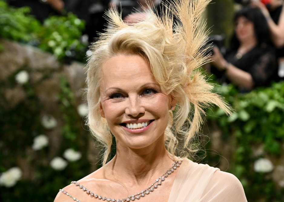 Naturalna Pamela Anderson zadebiutowała na Met Gali 2024. Gwiazda po raz pierwszy pojawiła się na balu i olśniła w ezoterycznej kreacji oraz makijażu “no make-up”