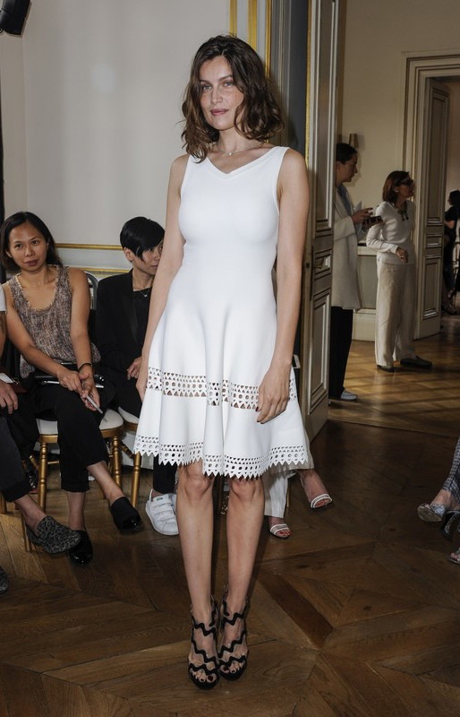Gwiazdy na pokazach haute couture jesień-zima 2016/2017, Laetitia Casta na pokazie Boucheron, fot. East News