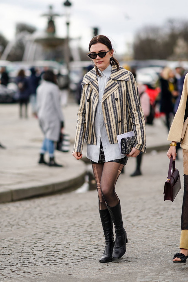 Street Style  - Paris Fashion Week - Womenswear Fall/Winter 2020/2021 : Day Two