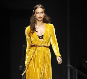 Irina Shayk na pokazie Bottega Veneta jesień-zima 2018/2019