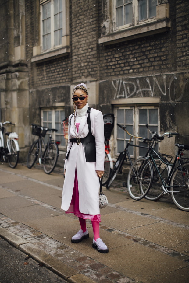 Najmodniejsze stylizacje z ulic Kopenhagi według najbardziej stylowych ludzi z branży i gości Copenhagen Fashion Week jesień-zima 2022/2023