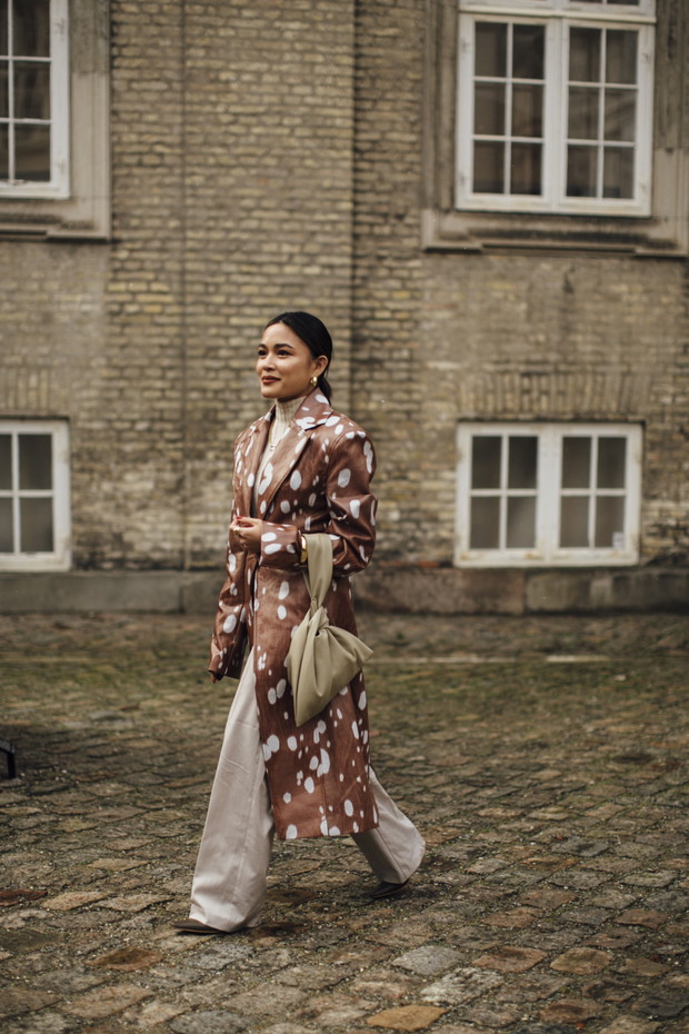 Najmodniejsze stylizacje z ulic Kopenhagi według najbardziej stylowych ludzi z branży i gości Copenhagen Fashion Week jesień-zima 2022/2023