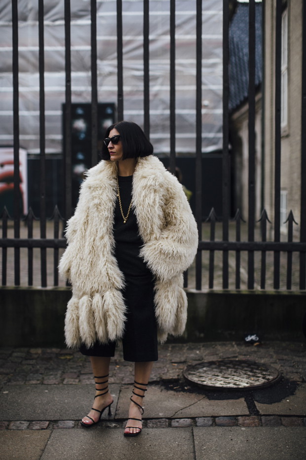Najmodniejsze stylizacje z ulic Kopenhagi według najbardziej stylowych ludzi z branży i gości Copenhagen Fashion Week jesień-zima 2022/2023