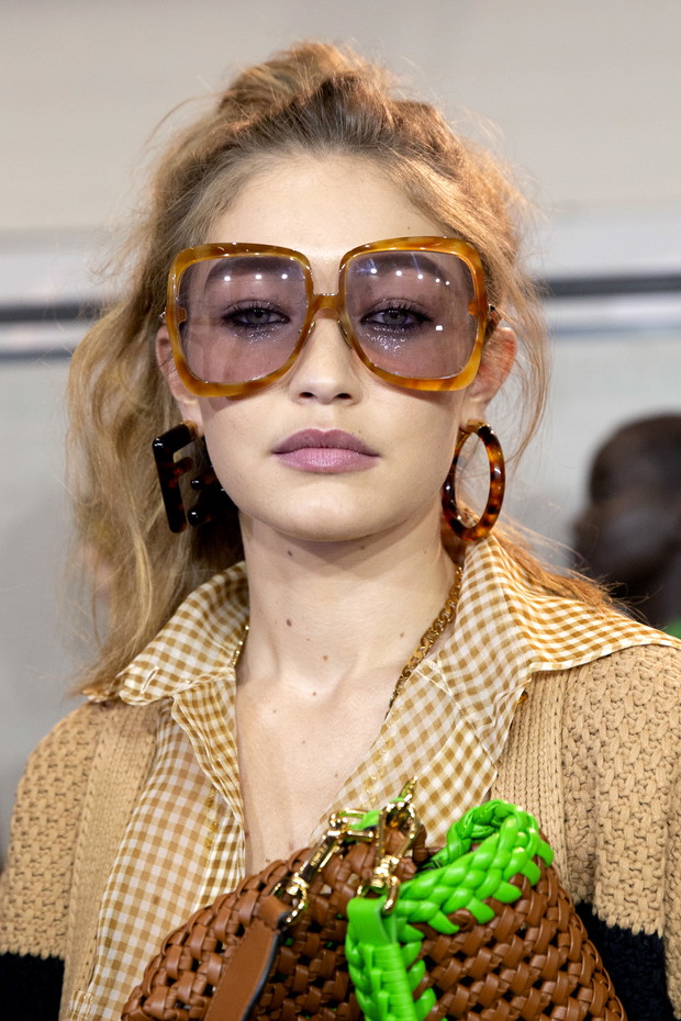 Okulary przeciwsłoneczne z filtrem Fendi, trendy wiosna lato 2020