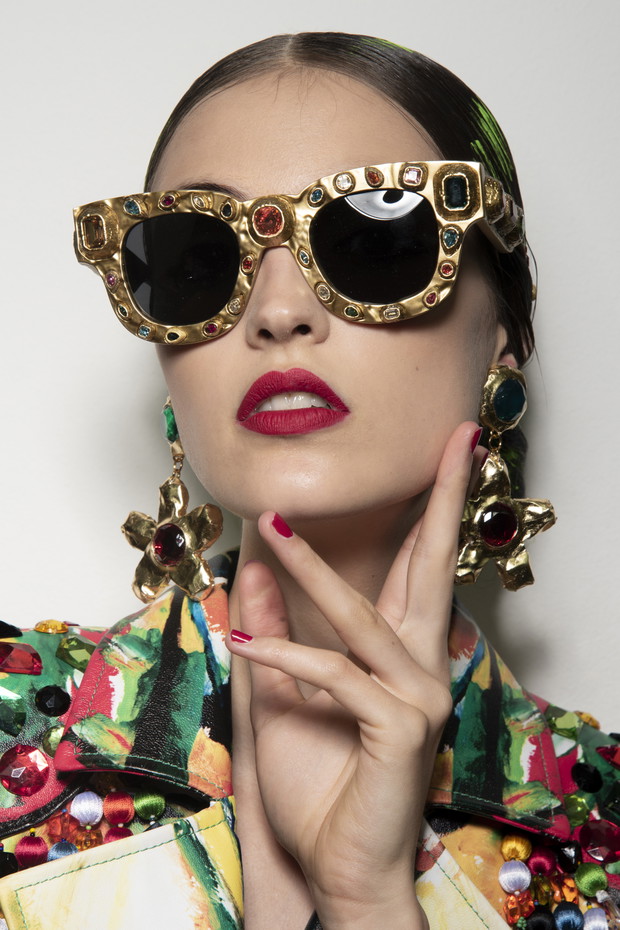 Okulary przeciwsłoneczne z filtrem Moschino, trendy wiosna lato 2020