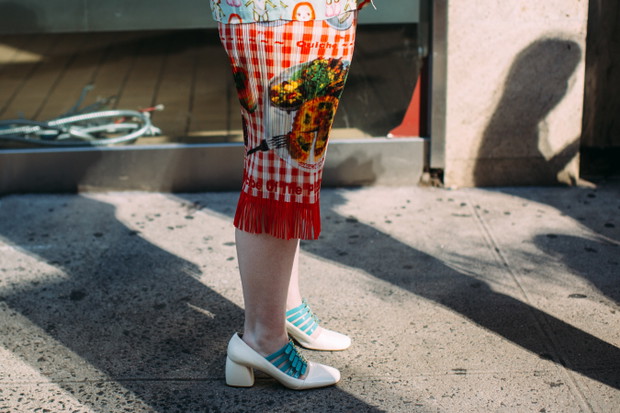 Stylizacje z NYFW wiosna-lato 2022 street fashion