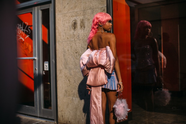 Stylizacje z NYFW wiosna-lato 2022 street fashion